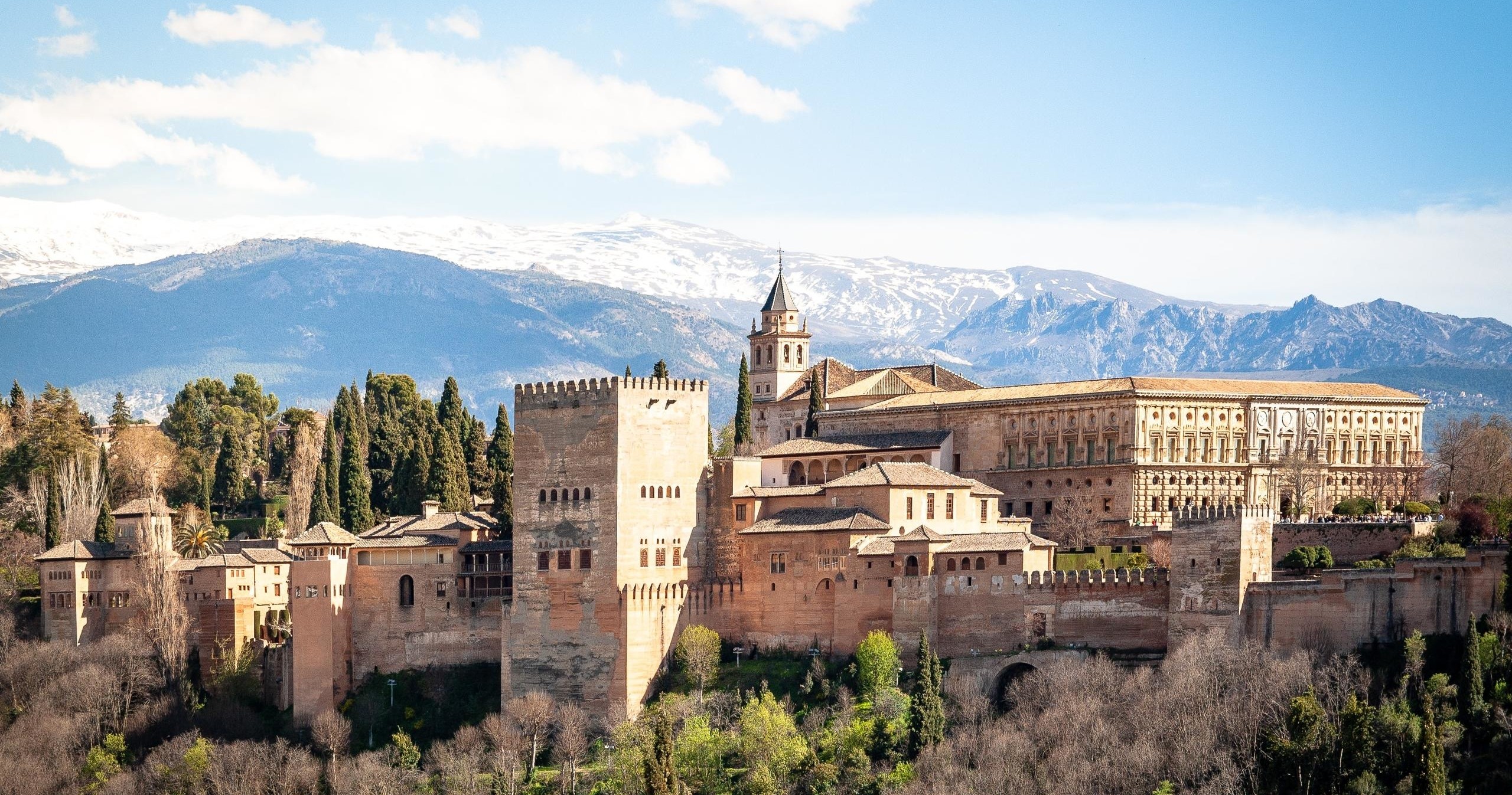 Visita Guiada Premium a la Alhambra al Completo con Jardines del Generalife y Palacios Nazaríes en  Semiprivado - Acomodações em Granada