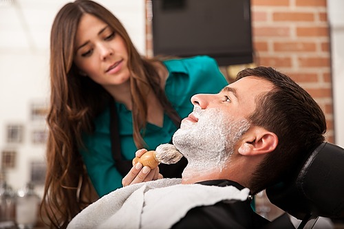 Représentation de la formation : La taille de la barbe vue par un œil féminin