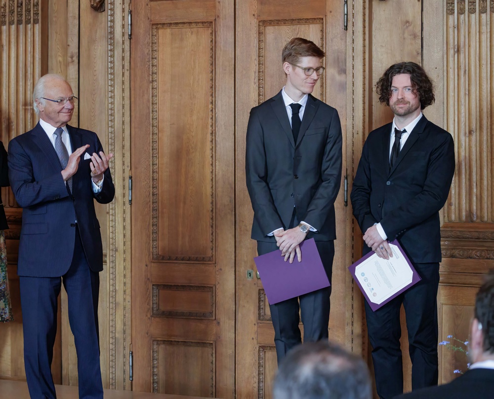 Kungen gratulerar Konstakademiens stipendiater Joakim Derlow och Aldo Zetterman. Foto: Björn Strömfeldt / Konstakademien 