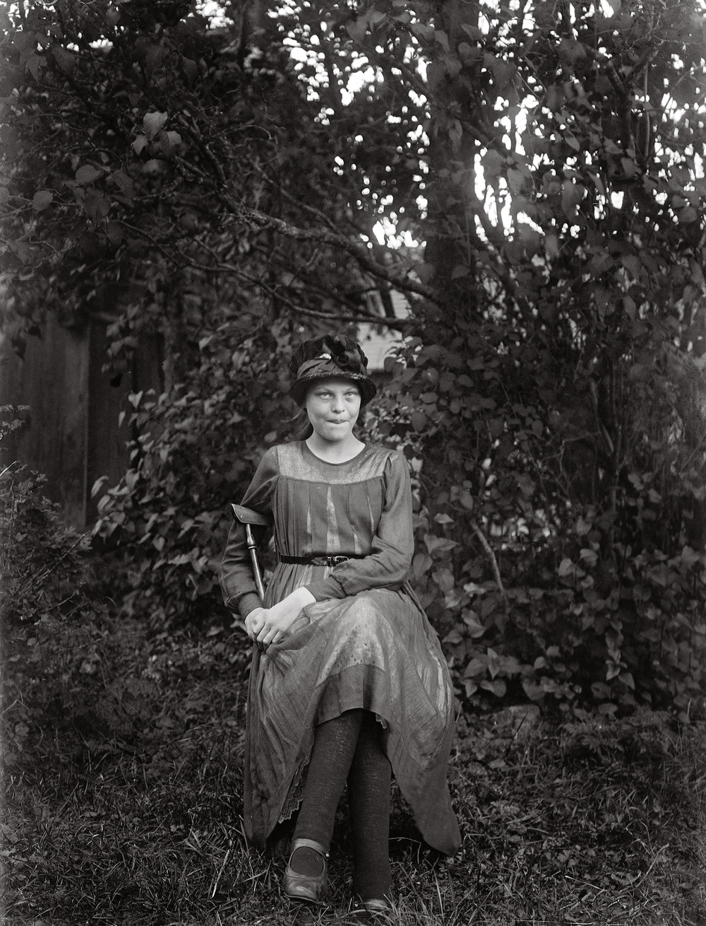 "Elni Säv sittande ensam 1 litet tunnt." 
1920, Sävasta, Altuna socken
Foto: John Alinder/ ©Upplandsmuseet