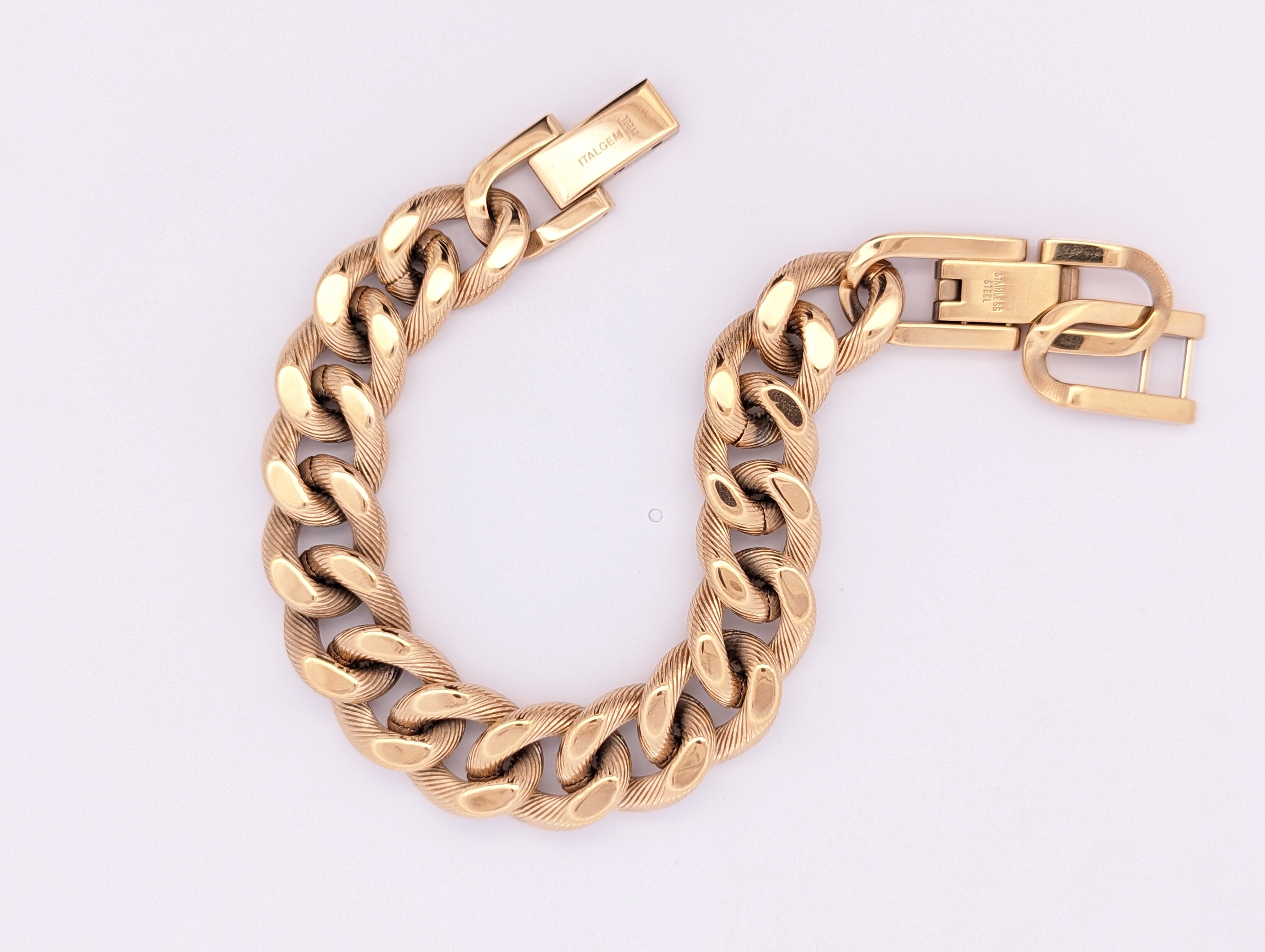 Amazing Tips for Choosing the Right Bracelet to Complement Your Style || Sleek Gold bracelet ||