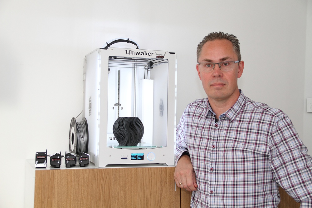 Martin Bondéus som har startat företaget Bondtech står bredvid en 3D-printer som använder den teknik han utvecklat i bolaget.