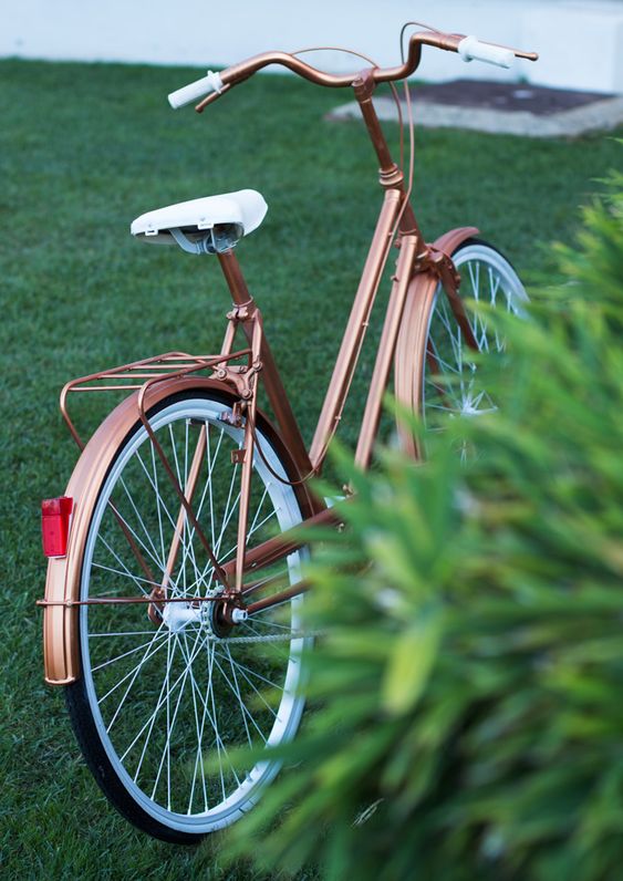 vélo métallique couleur cuivre