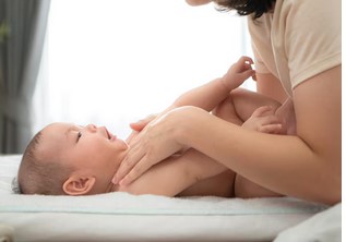 Représentation de la formation : Maternage par le toucher : l'art du massage bebe pour favoriser l'attachement et soulager les maux du quotidien