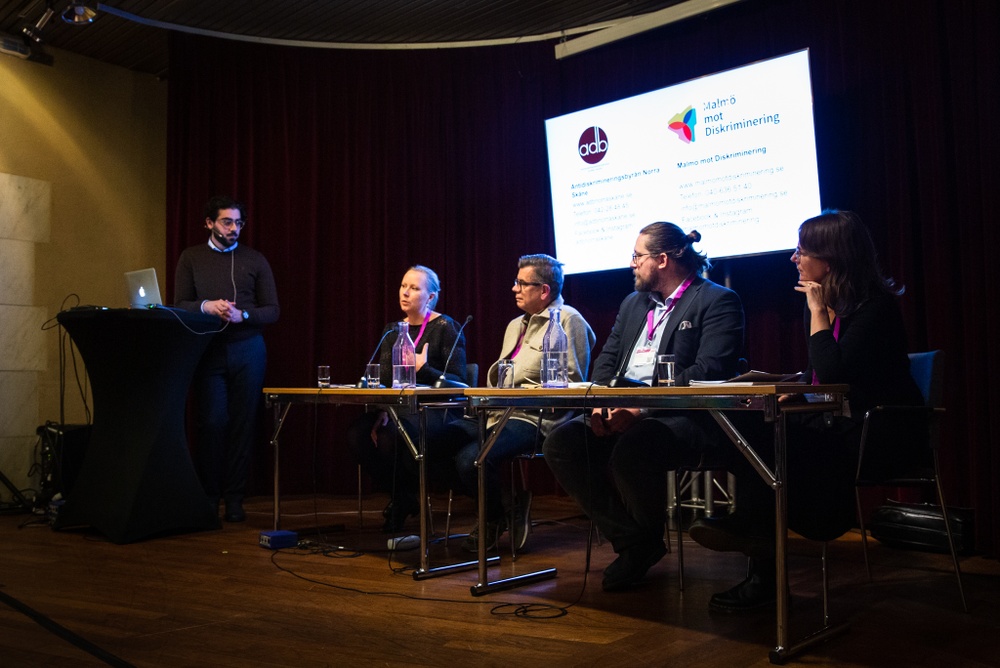 Aws Al-Kohaili, Johanna Ingemarsson, Lars Arrhenius, Ola Linder och Anna Rosenmüller Nordlander i panelsamtalet "Rättigheter på riktigt" på Mänskliga rättighetsdagarna. Foto: Sarah Perfekt