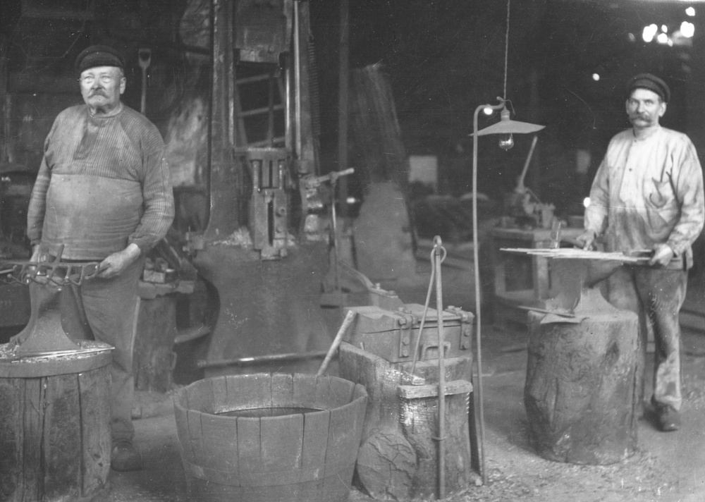Två smeder i redskapsfabriken 1929, Erik Nilsson och August Kolmodin.