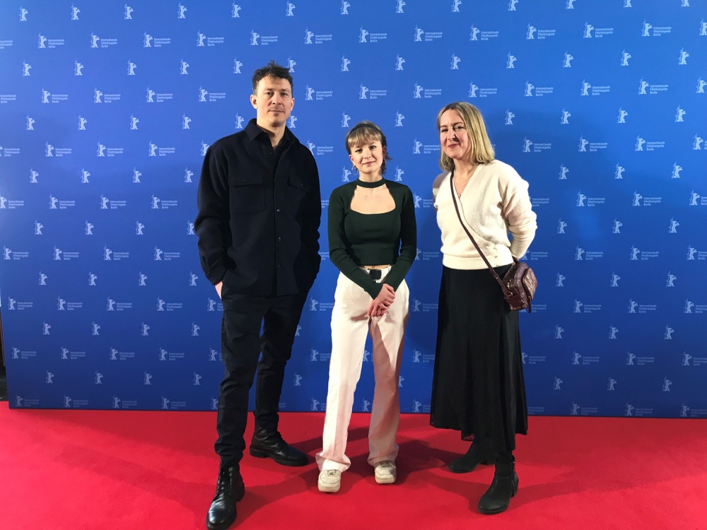 Skådespelarna Oscar Töringe och Sigrid Johnson med regissör Sanna Lenken på röda mattan i Berlin. Foto: Theo Tsappos, Filminstitutet