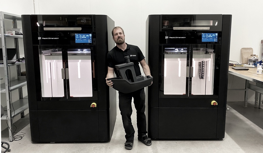 Rapid Dimensions teknikchef Mikael Lindberg står framför bolagets innovativa 3D-skrivare.