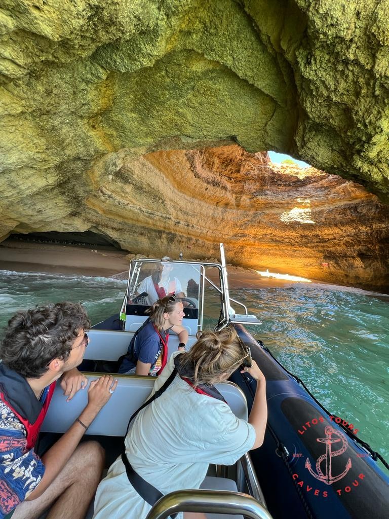 Excursão de barco ao pôr do sol pelas grutas de Benagil