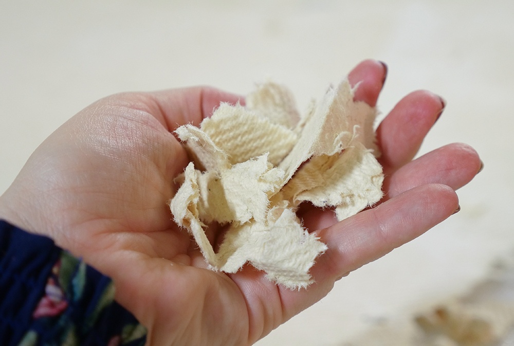 Biosorbes pappersliknande absorbent framställs genom en process som kombinerar cellulosa med ett antal naturliga komponenter. Foto: Paper Province