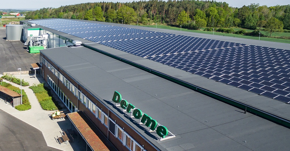 Derome inför solceller som standard på nya bostäder efter årsskiftet. På bilden syns Deromes husfabrik i Värö som har en av Sydsveriges största anläggningar på taket.