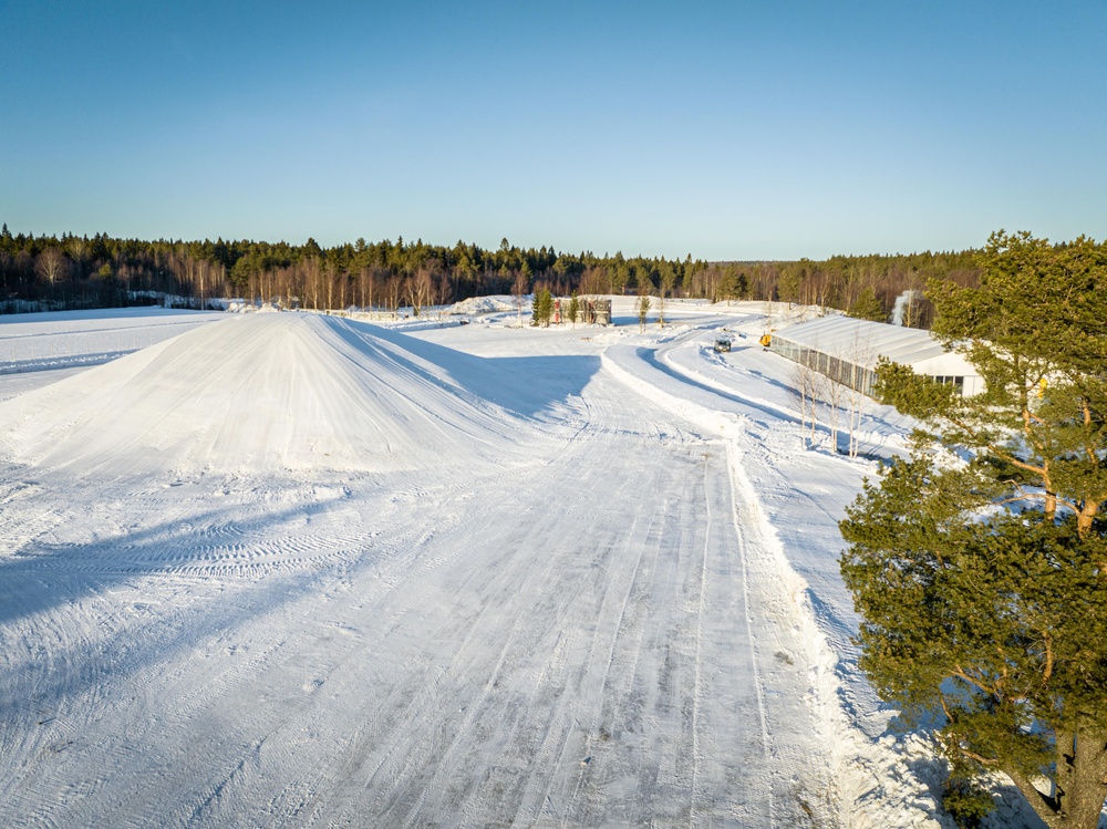 Huvudarenan, Red Barn, kommer med sin enorma snöläktare mitt på arenaområdet rama in årets Rally Sweden 2023. Foto: ROBERT EKBLOM