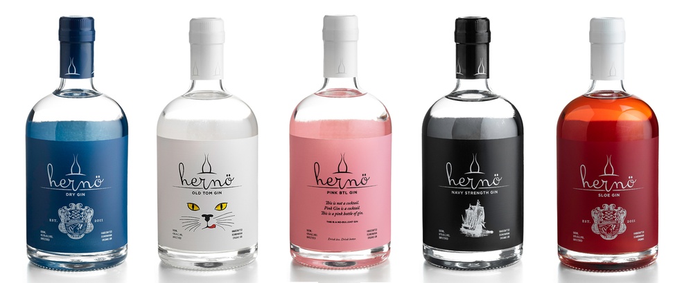 Hernö Dry Gin, Hernö Old Tom Gin, Hernö Pink BTL Gin, Hernö Navy Strength Gin, Hernö Sloe Gin. Bilder på flaskorna.