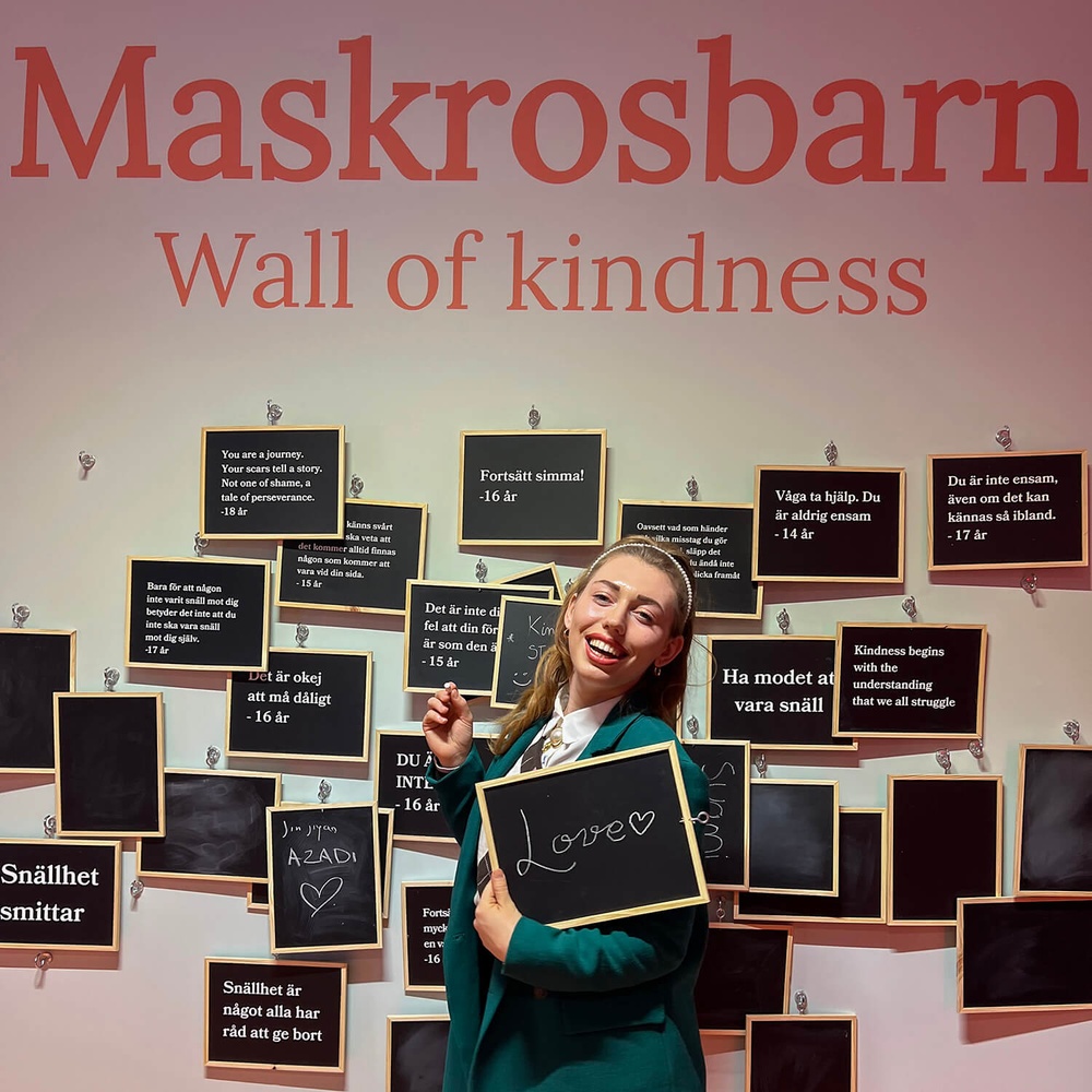 Tjej vid Wall of kindness