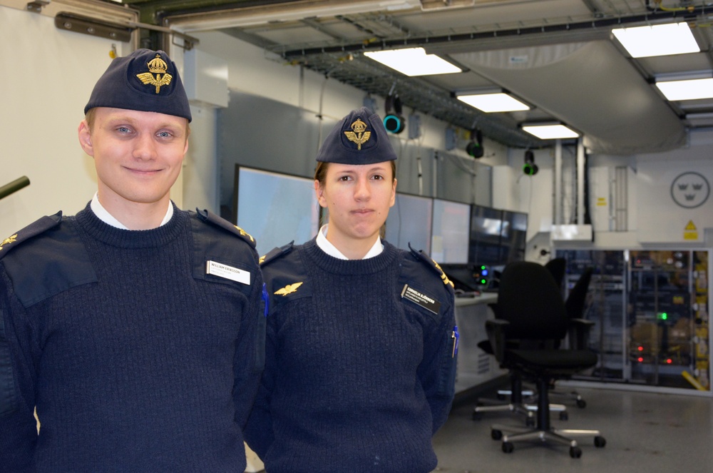 William Eriksson och Cornelia Björberg arbetar med flygstridsledning och visar de värnpliktiga att det finns många olika karriärmöjligheter efter muck.