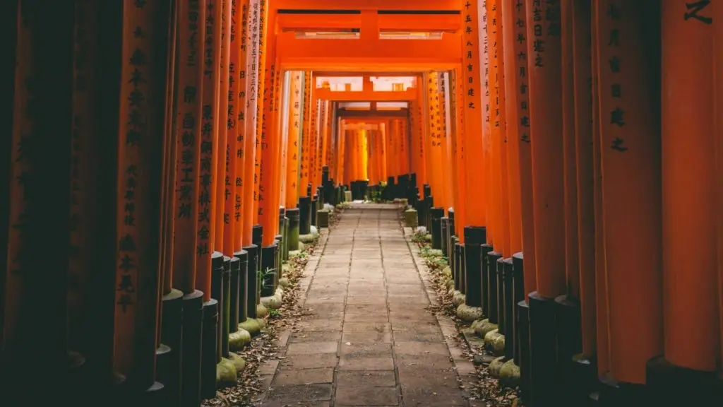 Portões  vermelhos no tempo de Fushimi Inari-taisha, em Quioto, Japão