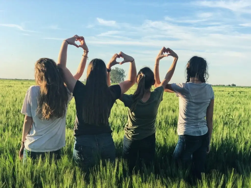 Varias chicas en el campo