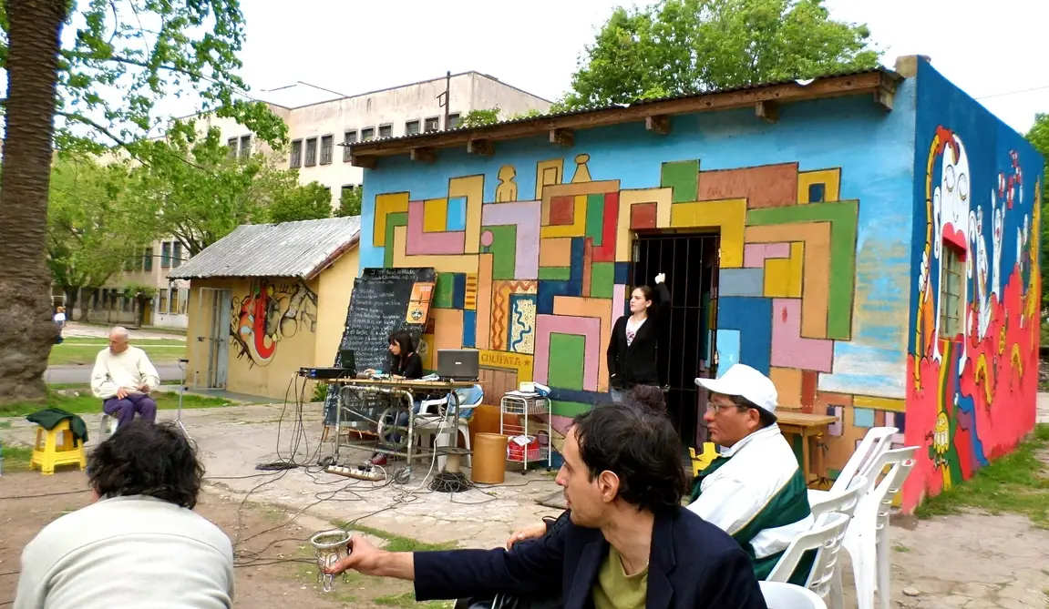 Personas frente a casa pintada de colores