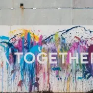 Mural colorido com a frase "together" (juntos)