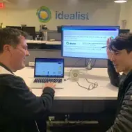 Duas pessoas trabalhando no computador criando o botão idealista
