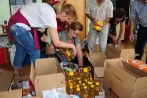 Voluntarias armando cajas con víveres