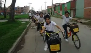 Chicos montando bicicleta