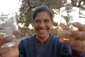 Mujer sosteniendo un vaso de agua limpia