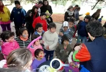 niños y niñas en el comedor