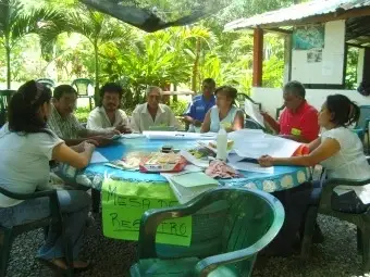 personas reunidas en una mesa