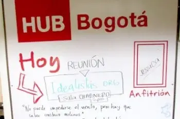 Foto de una pizarra donde dice Hub Bogotá