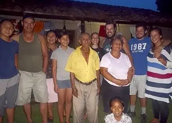 Familia y voluntarios en el Proyecto Guardabarranco