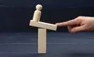 imagen de dedo empujando un balancín de madera
