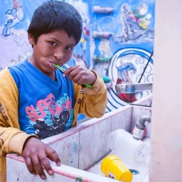 kid brushing teeth