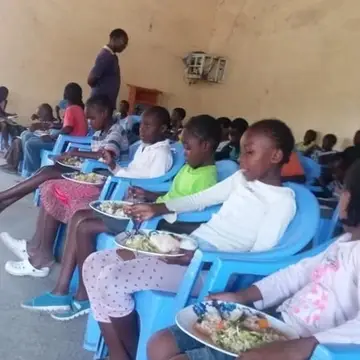 Children eating during a feeding program