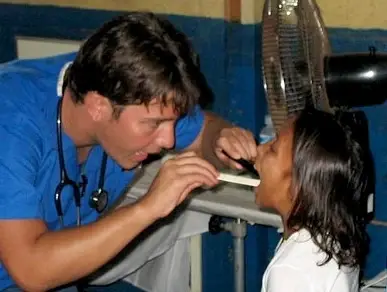 dentista revisando a una niña