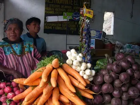 señora vendiendo verduras