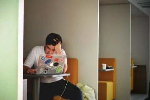 hombre trabajando con su computadora