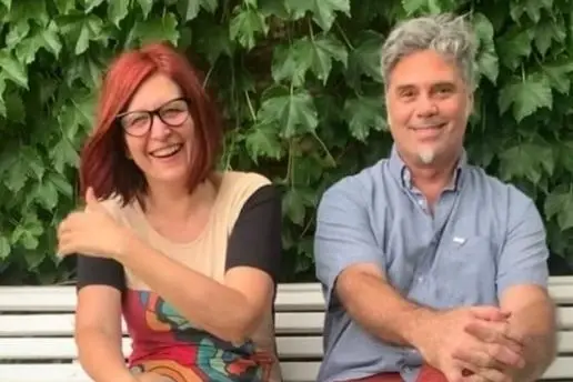 Alberto Peroni y su colega Laura sentados riendo