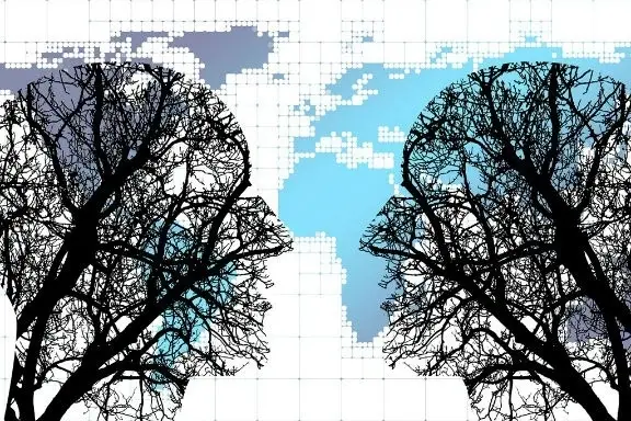 Dos árboles con figura de caras humanas enfrentando una a la otra