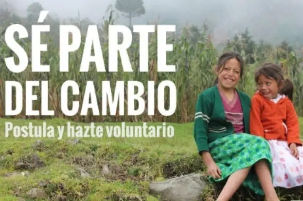 Afiche con dos niñitas sonreídas que dice 'Sé parte del Cambio'