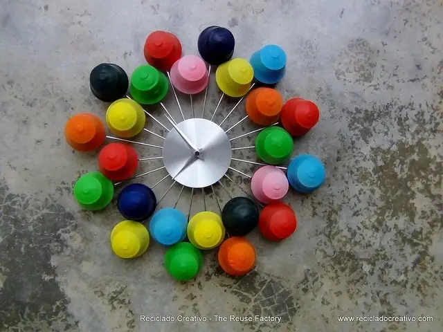 Un reloj hecho con cápsulas de café de colores