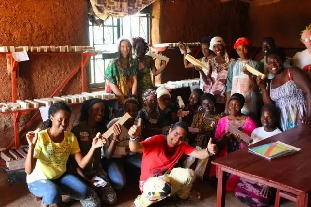 Taller para hacer jabón con mujeres en Uganda, organizado en un Día Idealist