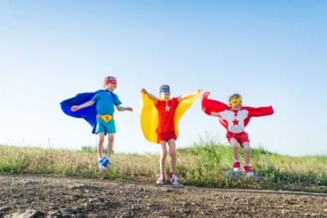 Tres niños disfrazados de superhéroes