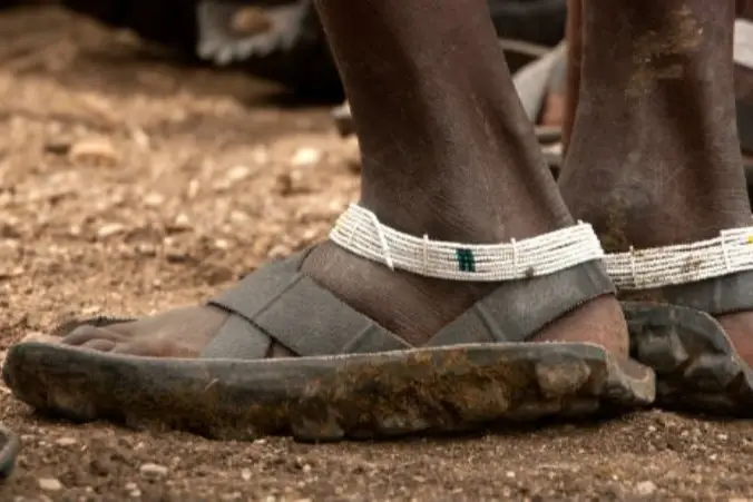 Unas humildes sandalias hechas con material reciclado