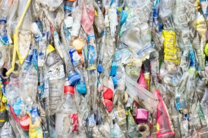 Foto de cientos de botellas plásticas aplastadas