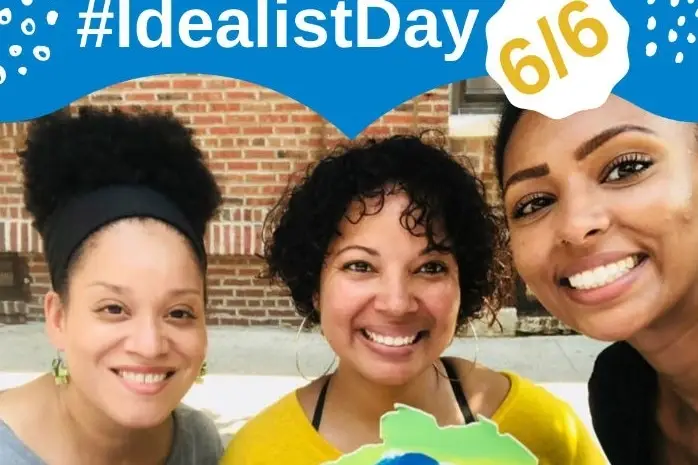 Tres mujeres sonriendo con el logo de Idealist