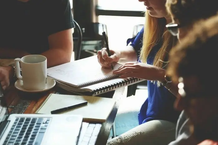 personas planificando en una mesa de trabajo