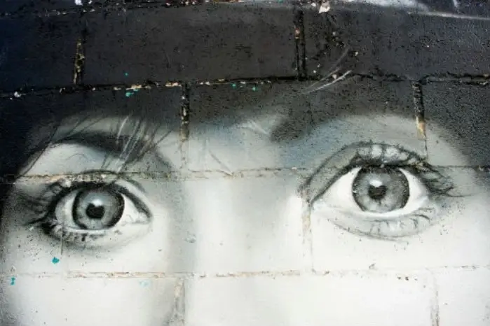 Un graffiti hiperrealista de los ojos de una mujer
