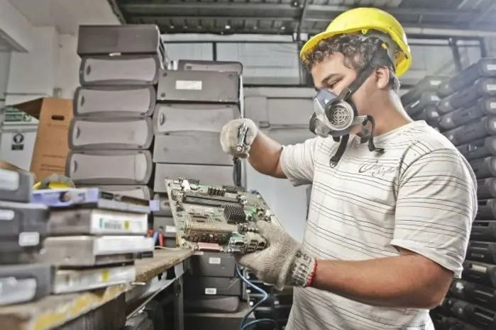 Chico trabajando con aparatos electrónicos