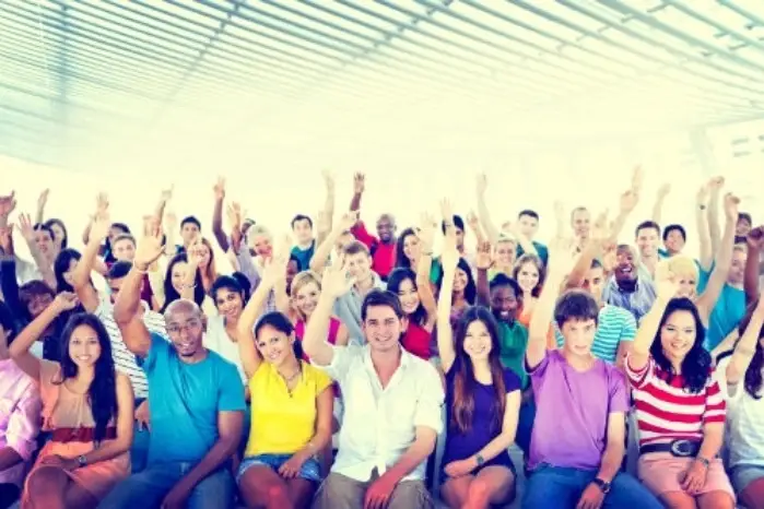 Grupo de voluntarios levantando la mano